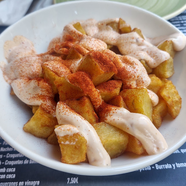 Patates Braves - French Fries with Spicy Sauce