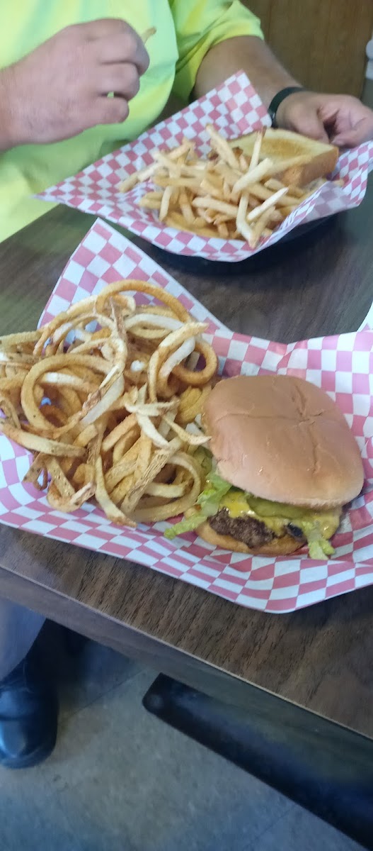 Minnie's Southern Cafe - Photo 9