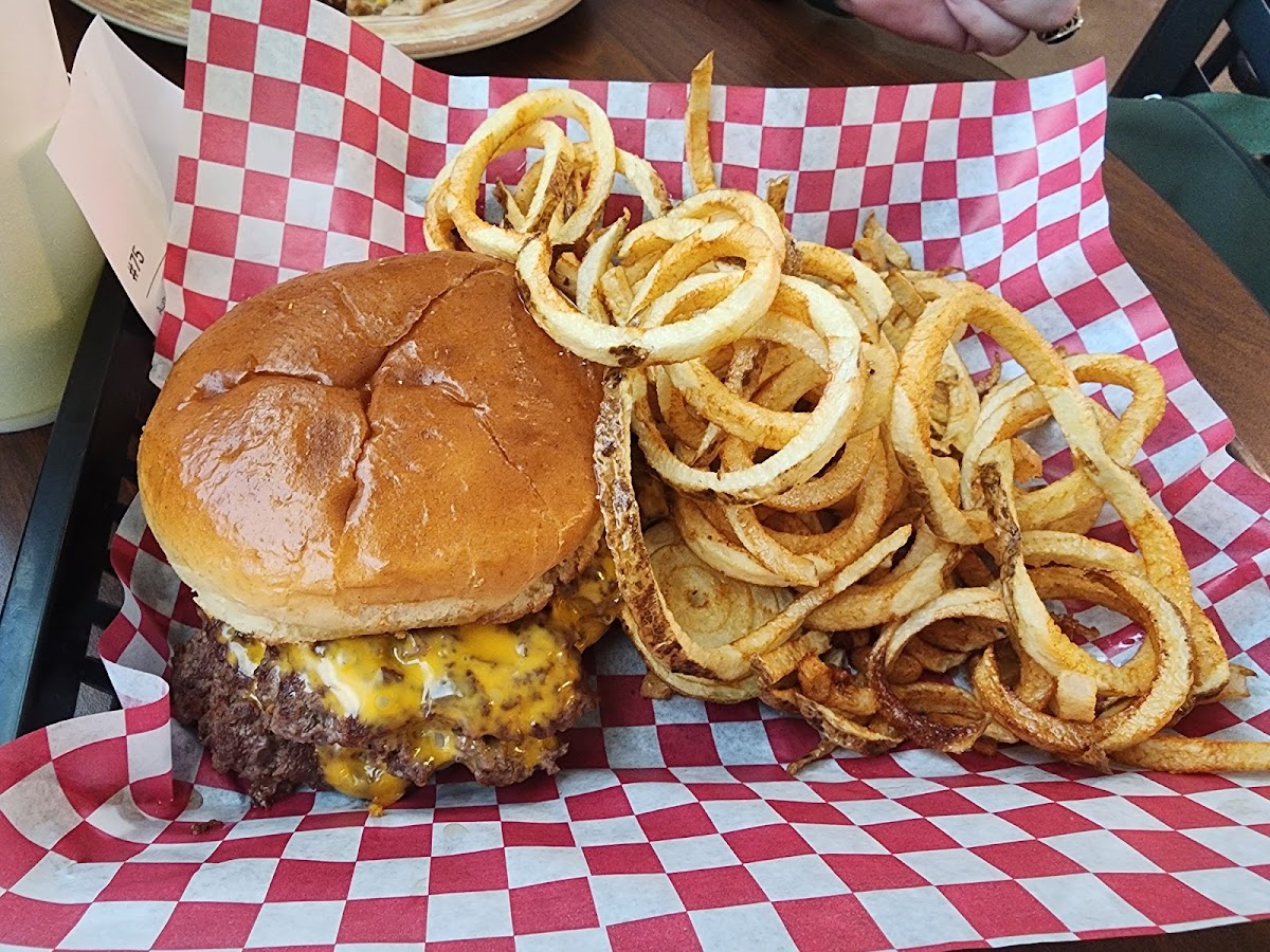 Minnie's Southern Cafe - Photo 4