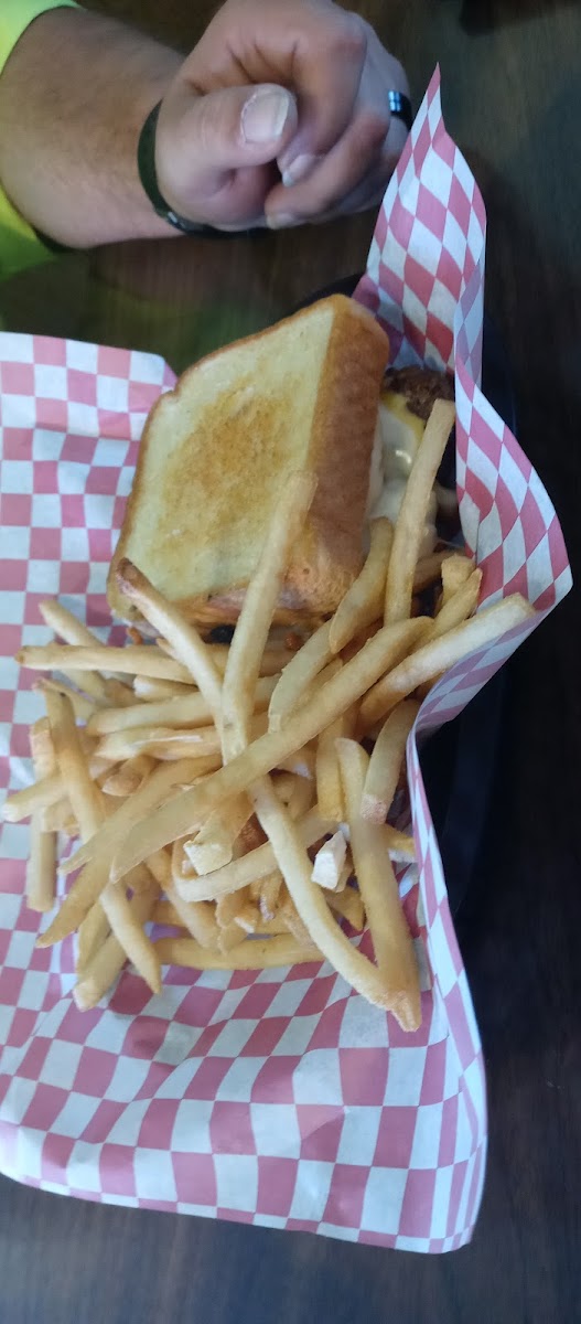Minnie's Southern Cafe - Photo 8