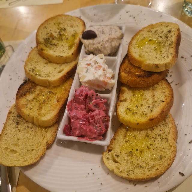 Bread with Dipping Sauce