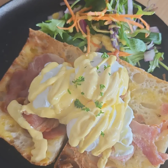 18 Egg Benedict