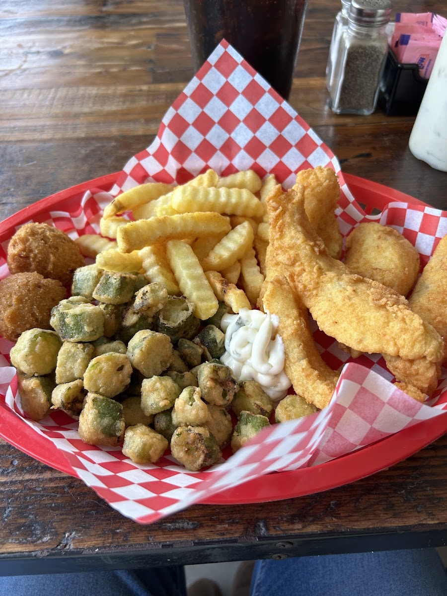 Jolly Roger seafood - Photo 2