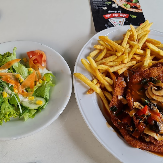 Jägerschnitzel Mit Pommes Und Salat