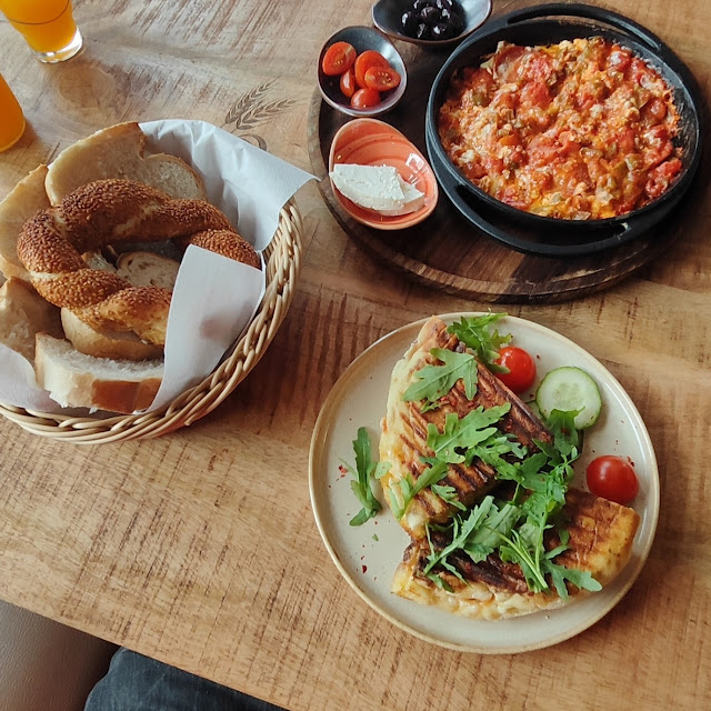 Quick Brunch Mit Menemen Pfanne & Sucuk Bazlama Toast Loqum Spezial