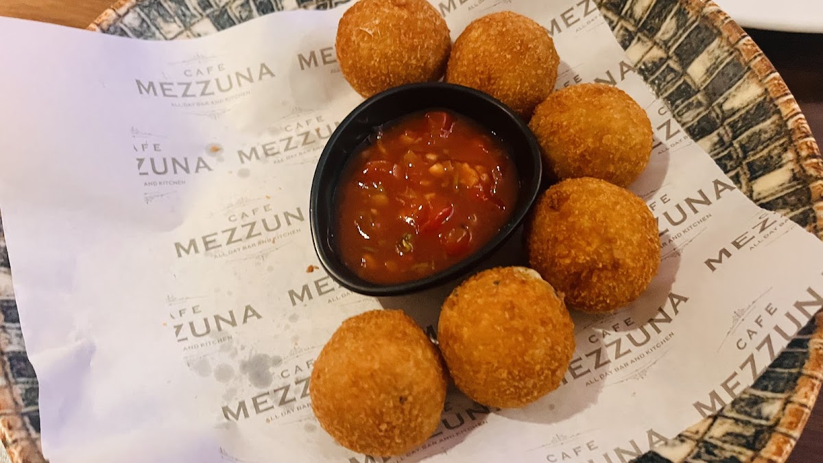 Cafe Mezzuna - Photo 6