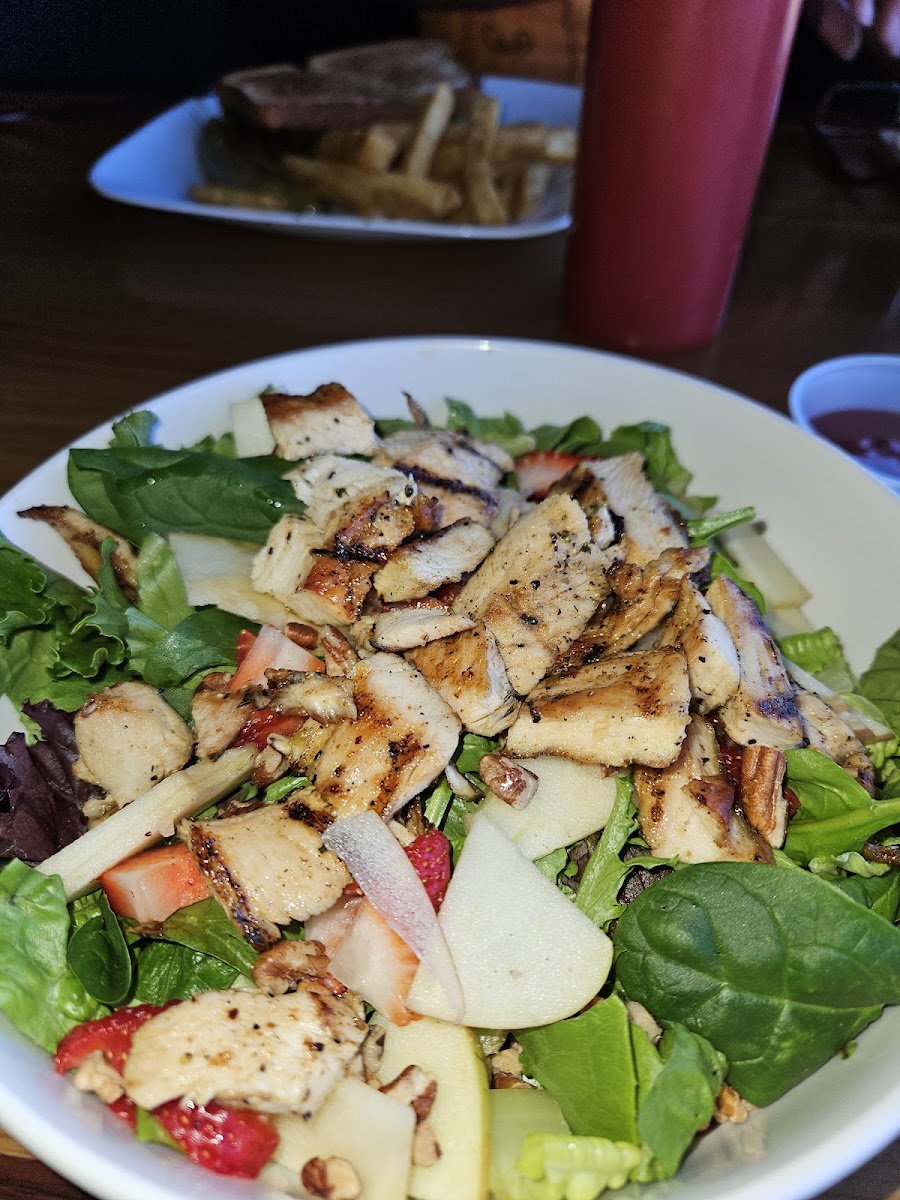 Birdies Bar & Grill - Photo 1