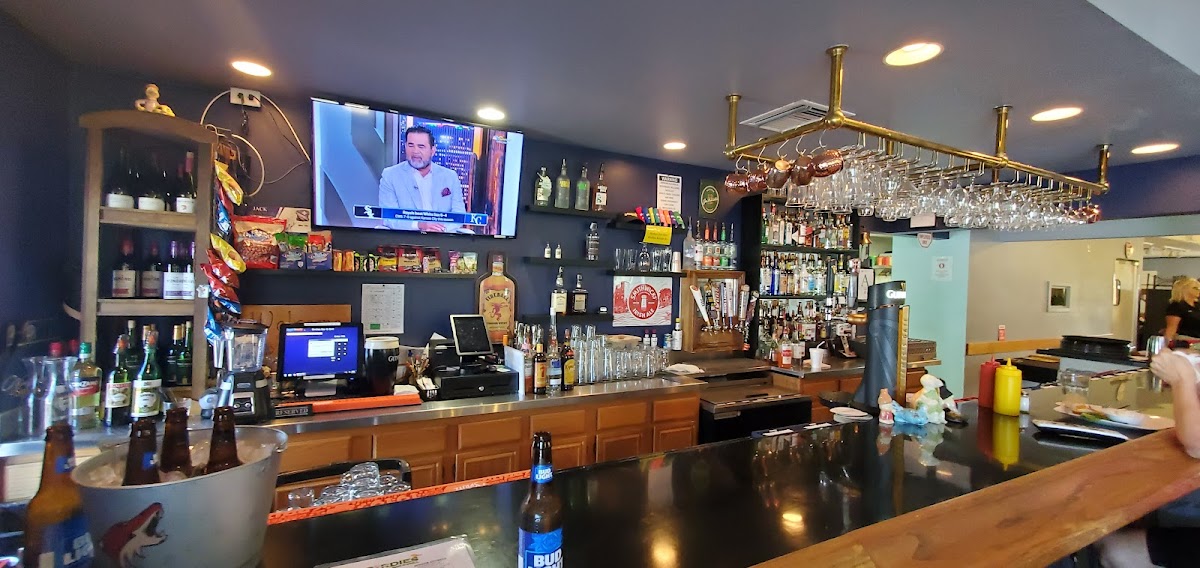Birdies Bar & Grill - Photo 2