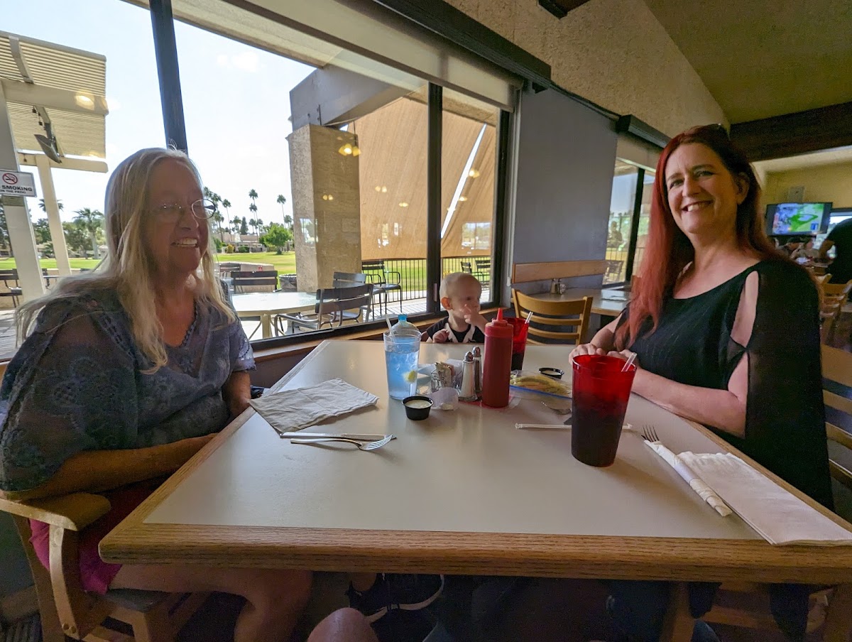 Birdies Bar & Grill - Photo 5