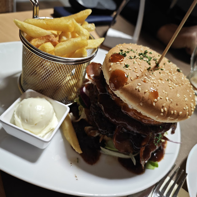 Cheeseburger Mit Pommes Und Mayonnaise