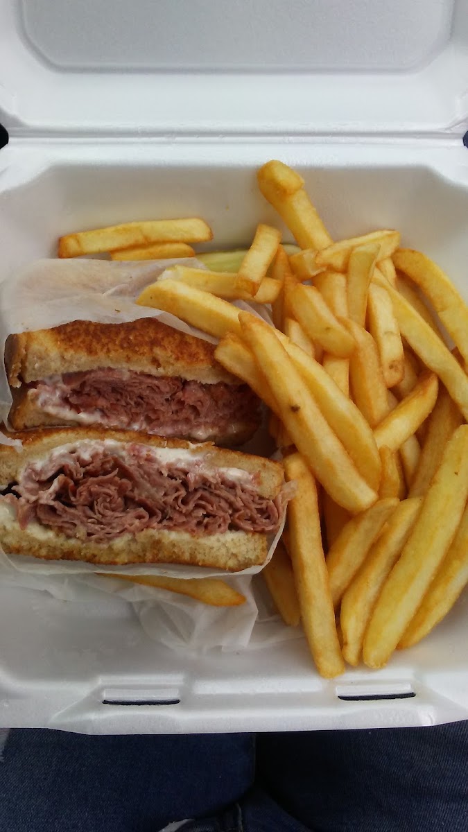 Bravo Cafe Coney Island - Photo 9