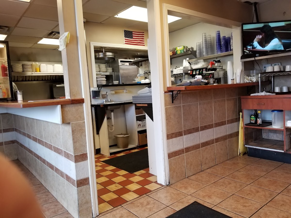 Bravo Cafe Coney Island - Photo 8