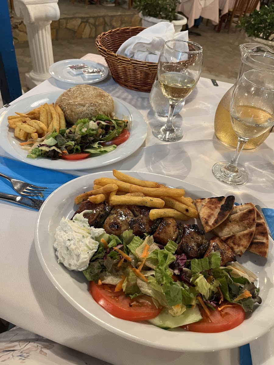 Acropolis Diner - Photo 3