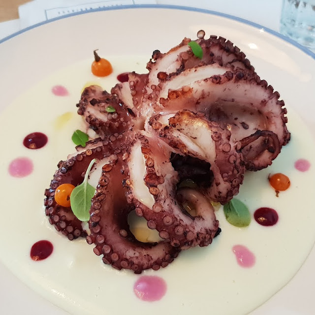 Polpo Croccante Su Vellutata Di Patate