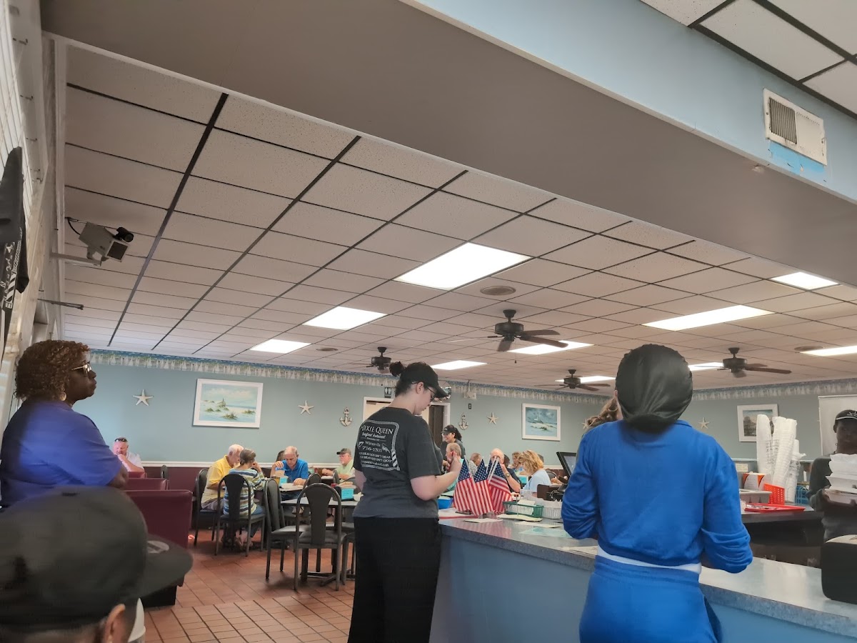 Dixie Queen Seafood Restaurant - Photo 2