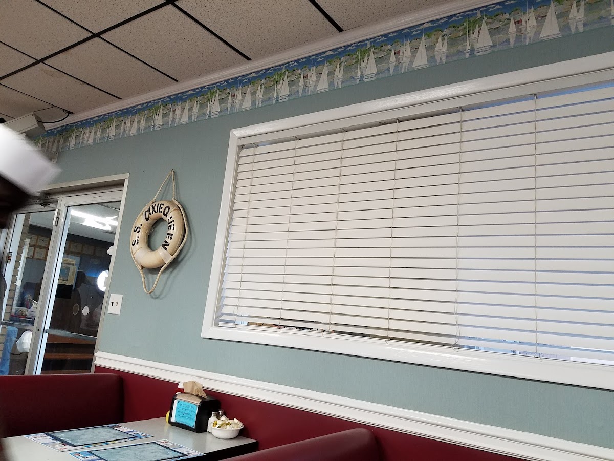 Dixie Queen Seafood Restaurant - Photo 3