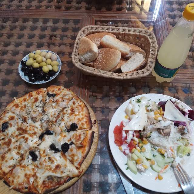 Salade Niçoise Pizza Avec Fruits de Mer la Limonade les Olives Verts Et Noirs