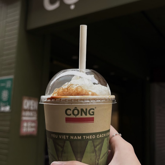 大杯的椰子咖啡冰沙
