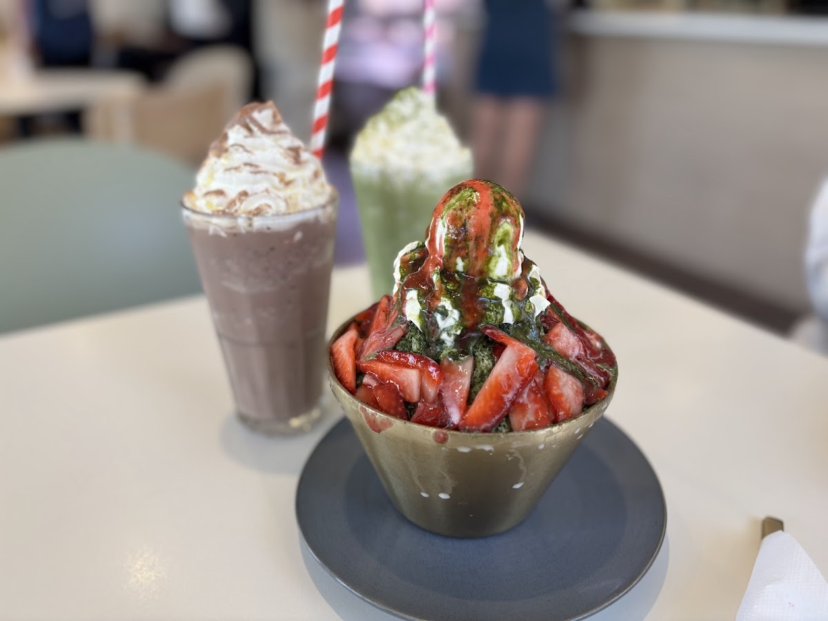 Tiara Dessert Cafe - Photo 2