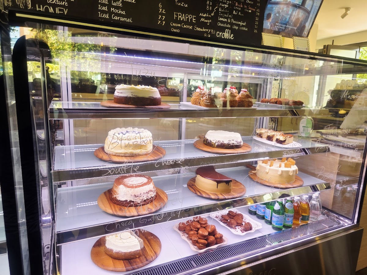 Tiara Dessert Cafe - Photo 3