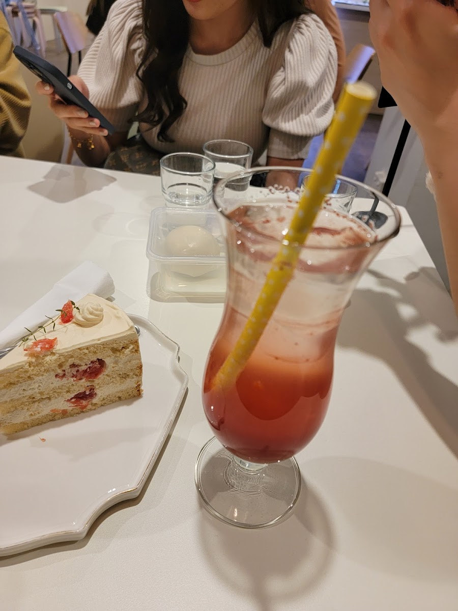 Tiara Dessert Cafe - Photo 6
