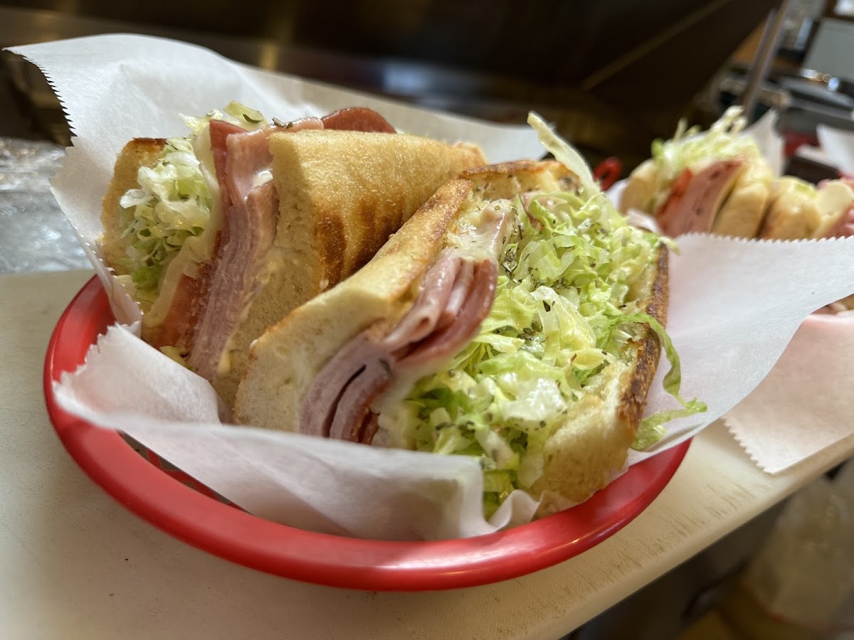 Carruso’z Pizza Shop - Photo 2