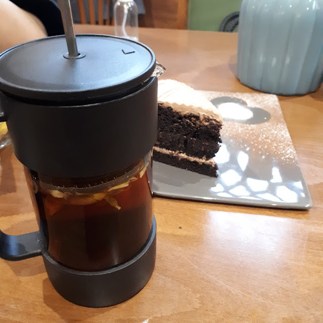 کیک و چای