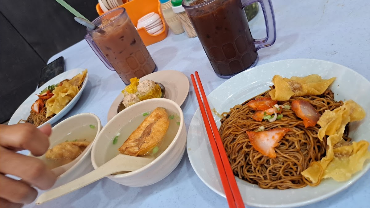 Auntie Lai Wanton Noodle Shop • Kedai Makan Yon Moi