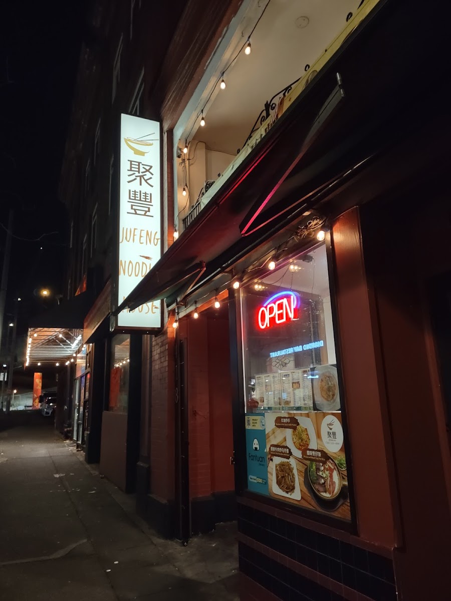Jufeng Noodle House - Photo 7