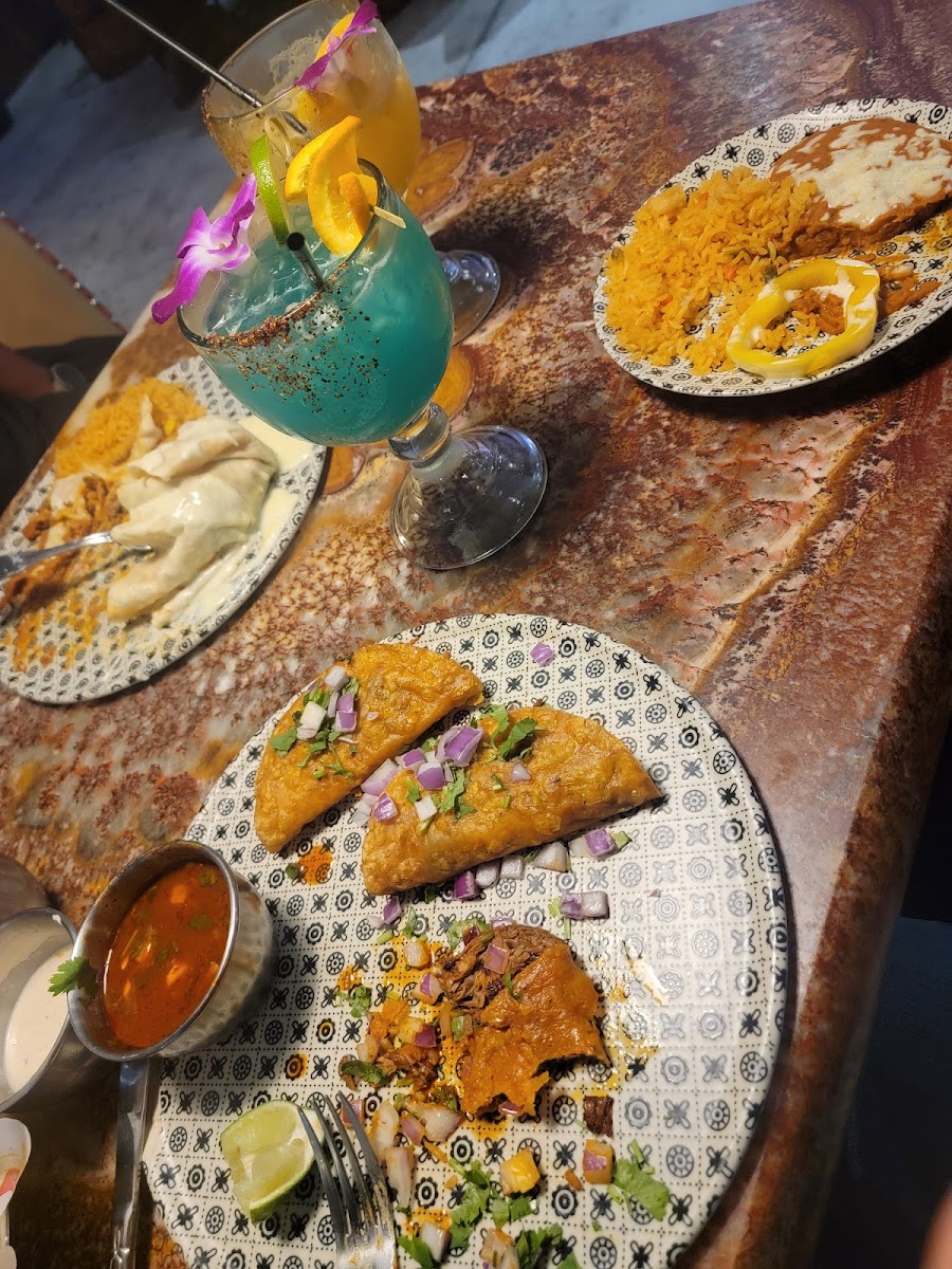 El Barco Bar and Grill - Photo 9