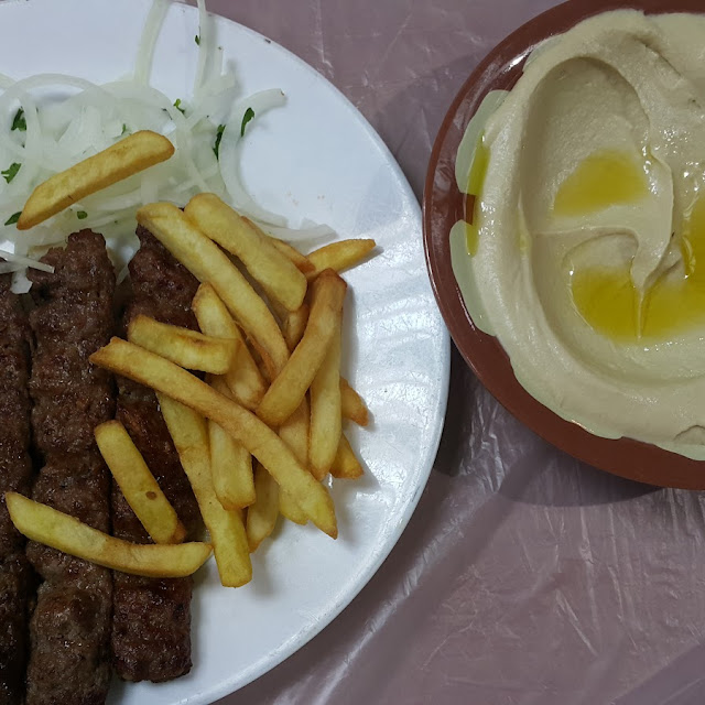 صحن كباب لحم مع حمص