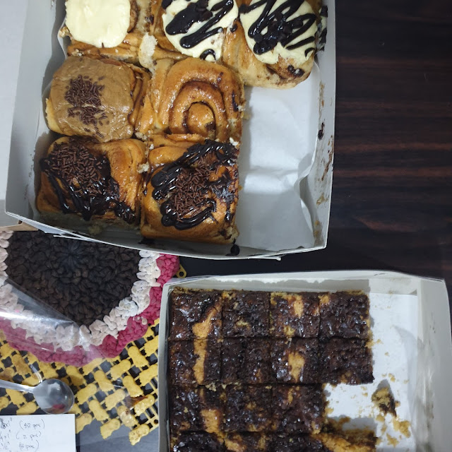 Ravel Bar and Cinnamon Bun with Toppings
