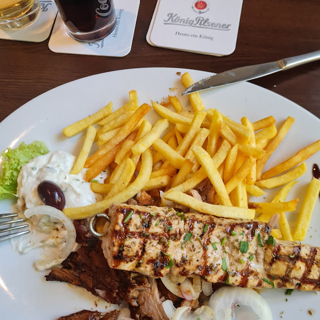 Gyros Mit Souvlaki Dazu Pommes Und Zaziki