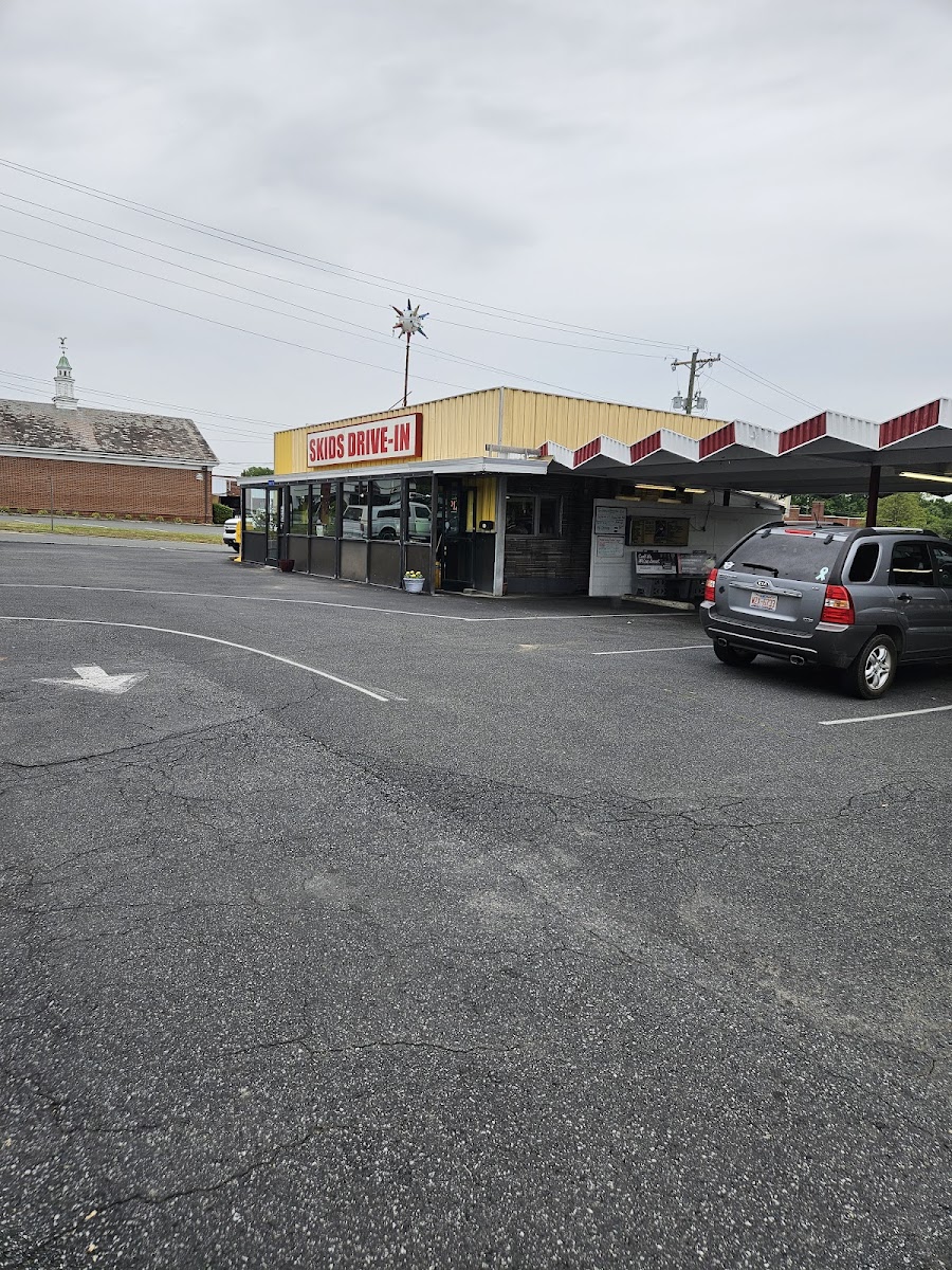 Skids DriveIn - Photo 5