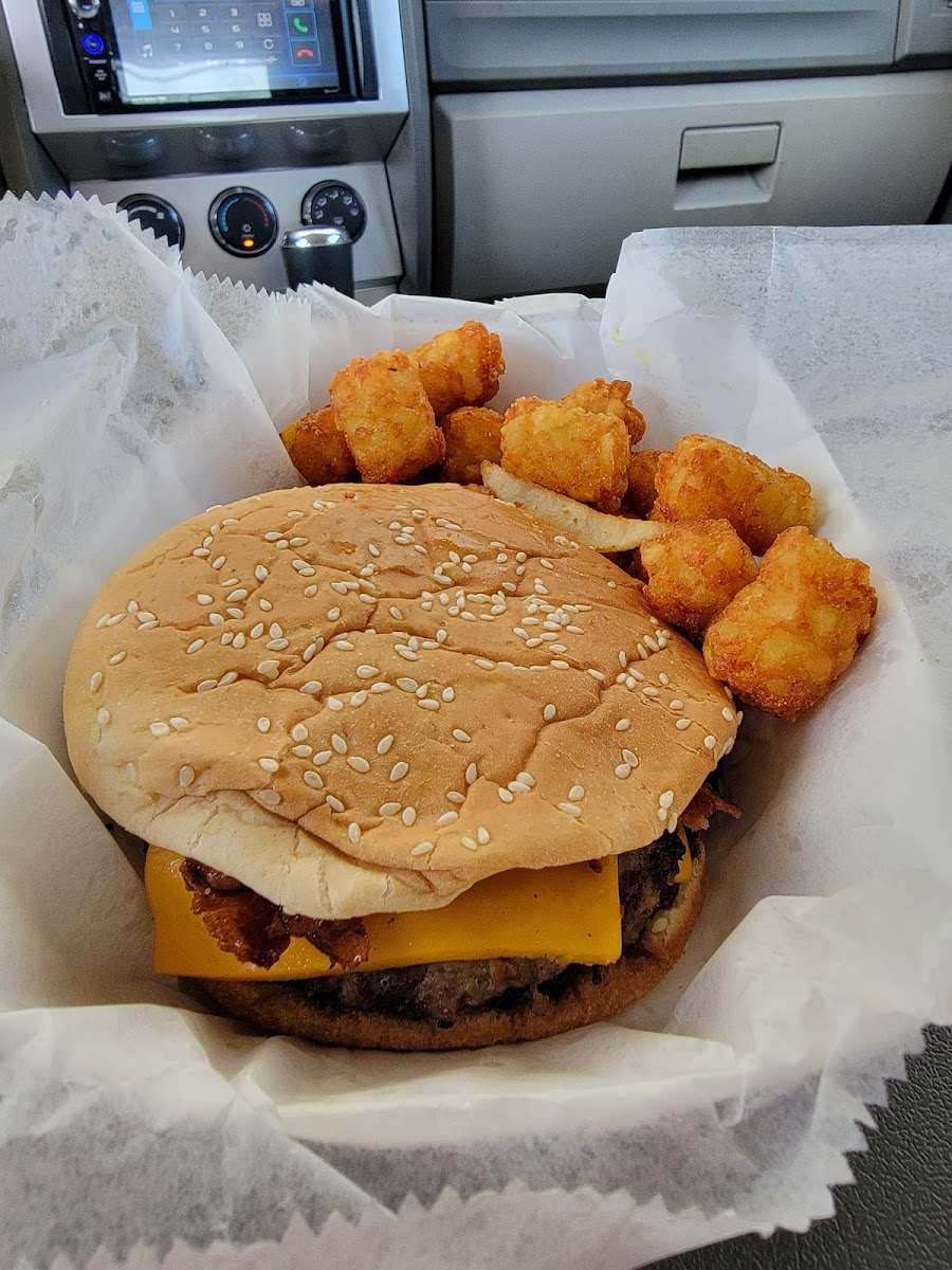 Skids DriveIn - Photo 6
