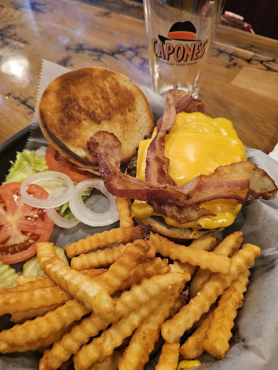Capones Bar and Grill - Photo 4