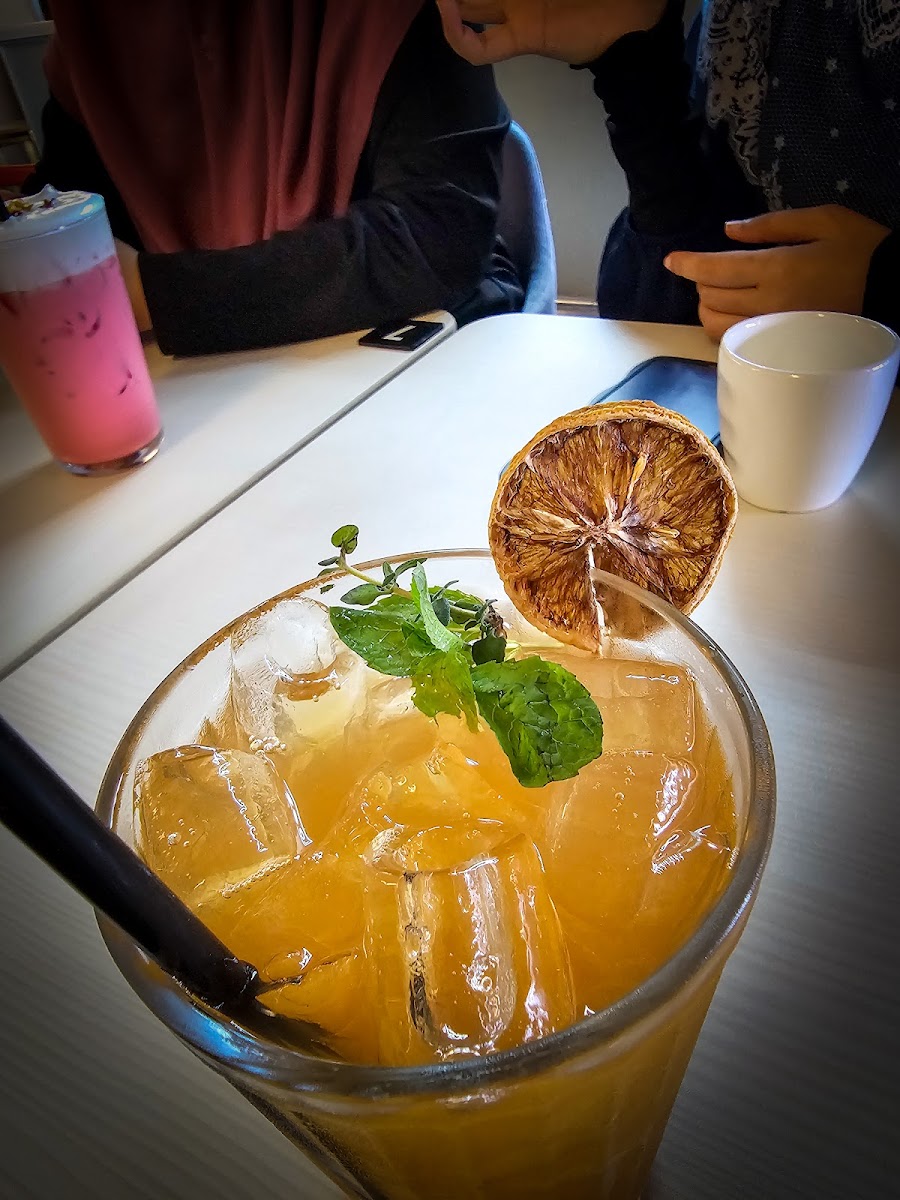 LOCH Cafe - Photo 7
