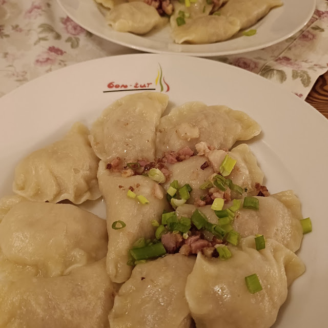 Pierogi Z Mięsem I Pierogi Z Serem Polane Truskawkami