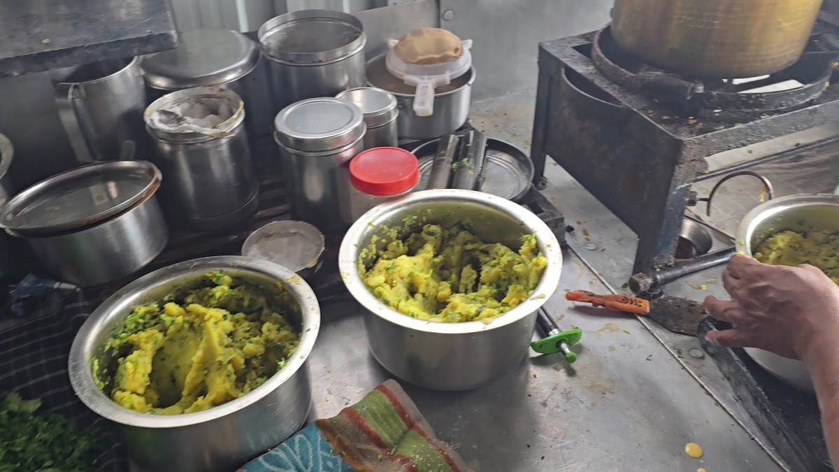 Aaswad Vadapav Center - Photo 1