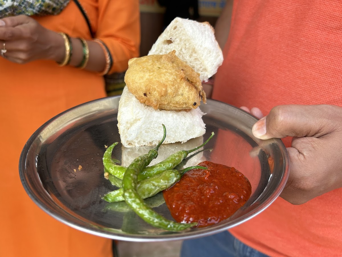Aaswad Vadapav Center - Photo 4