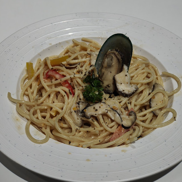 Seafood Aglio Olio Spaghetti