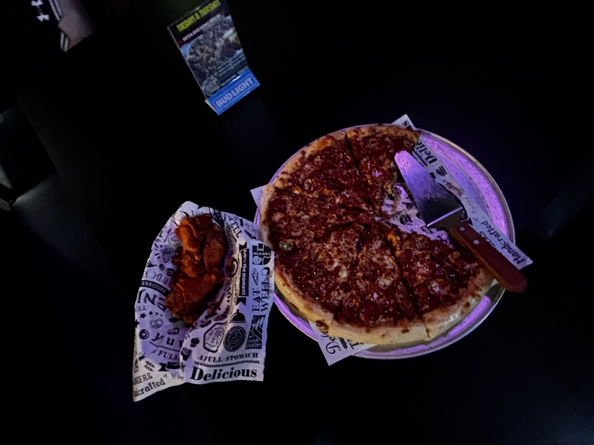 Harters 6th Street Pizza and Wings - Photo 4