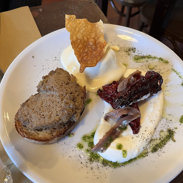 Tris Di Antipasto Crostone Con Paté Di Fegato Peperoni Con Stracciatella Sformatino Di Zucca