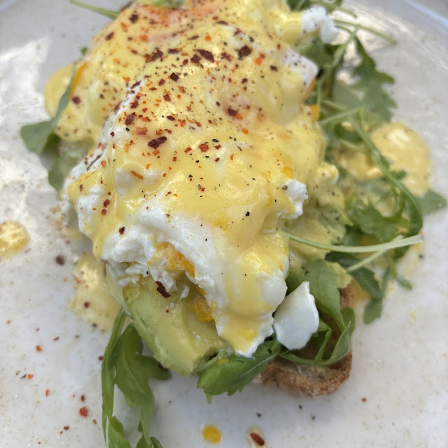 Huevos Benedict Con Aguacate