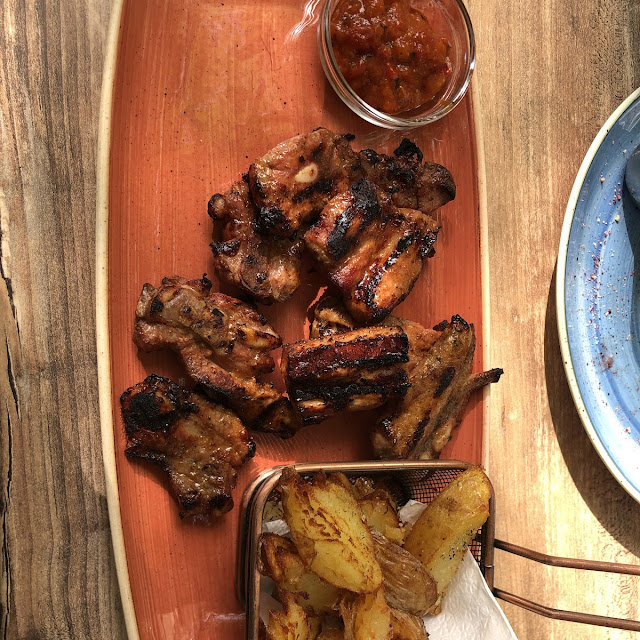 Marinated Ribs with Fried Potatoes and Barbecue Sauce