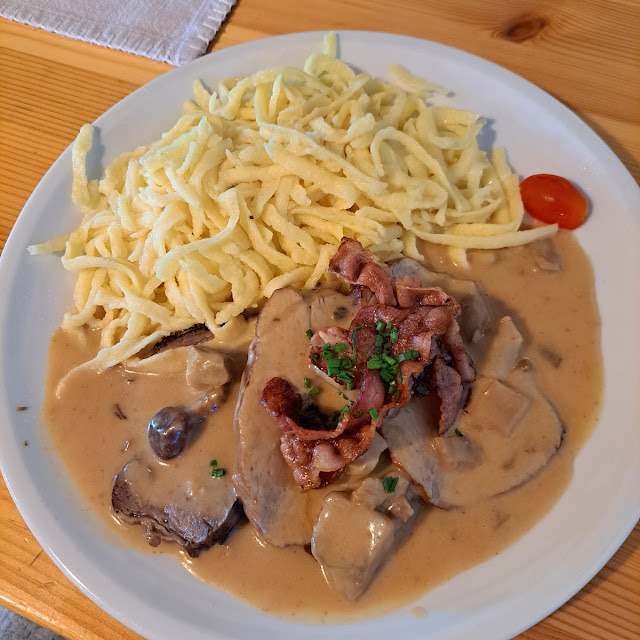 Schwarzwälder Rahmbraten Geschmorte Kalbsschulter An Waldpilzerahmsosse Mit Grillspeck Und Spätzle