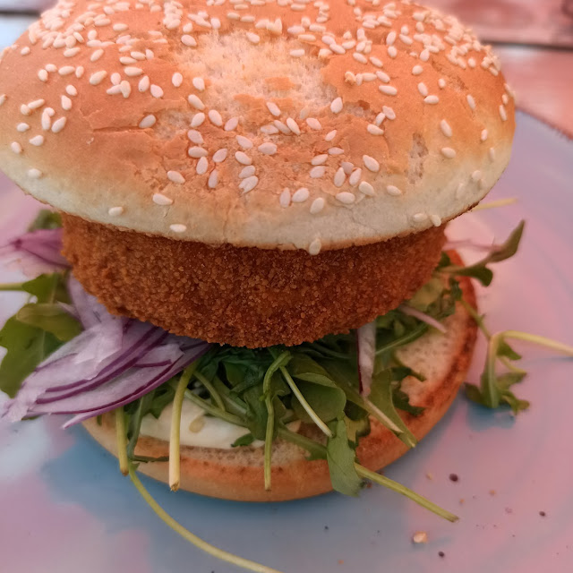 Burger Z Camembertem