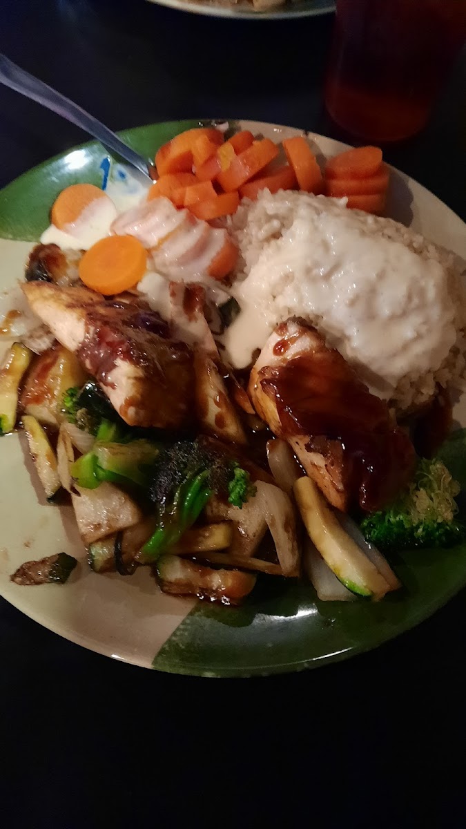 Family Style Chicken & Seafood - Photo 2