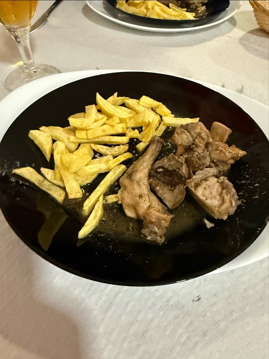 RESTAURANTE La Bodega de Antonio - Photo 9