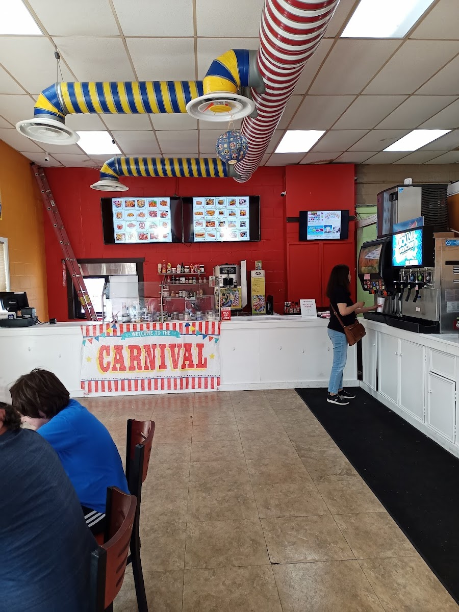 CARNIVAL CAFE - Photo 5